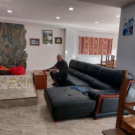 Guesthouse Gera Mestia Bagian luar foto