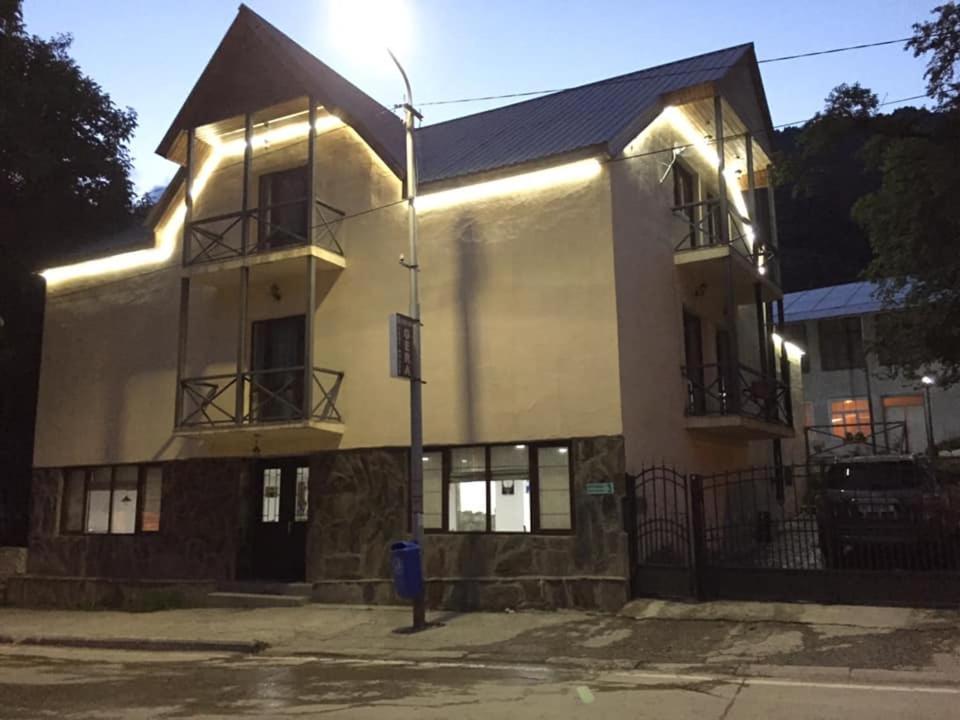 Guesthouse Gera Mestia Bagian luar foto