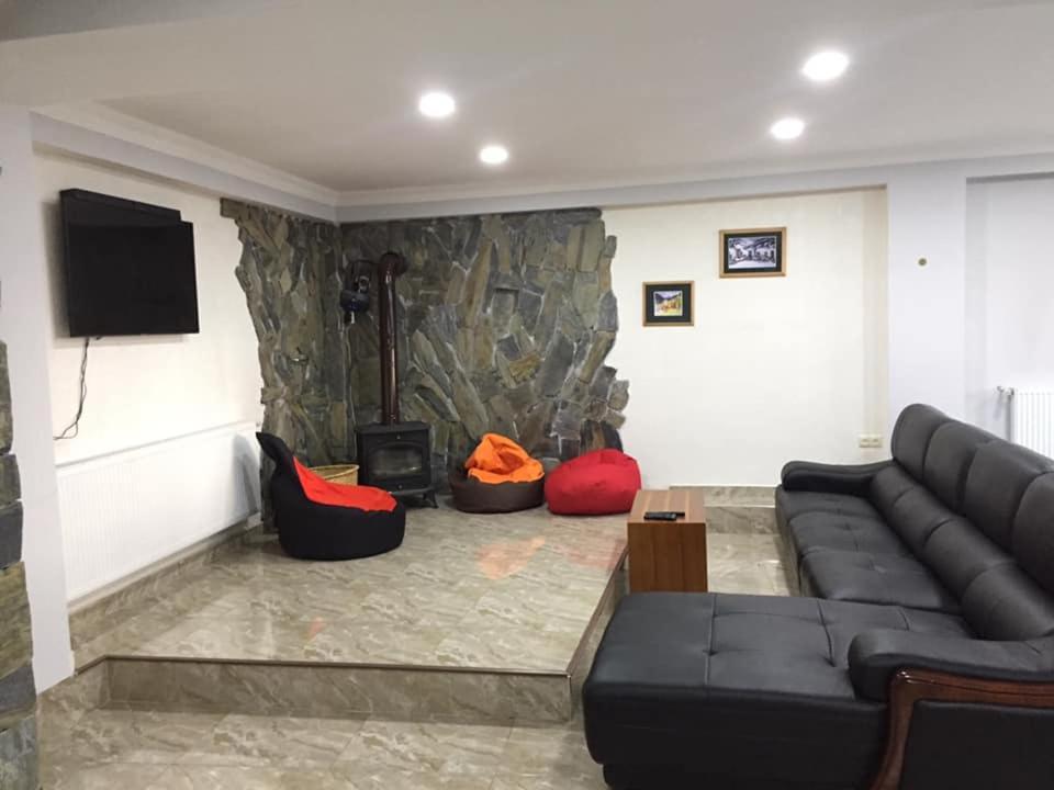 Guesthouse Gera Mestia Bagian luar foto
