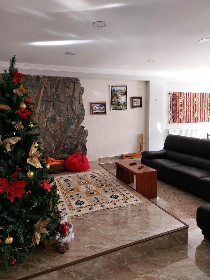 Guesthouse Gera Mestia Bagian luar foto
