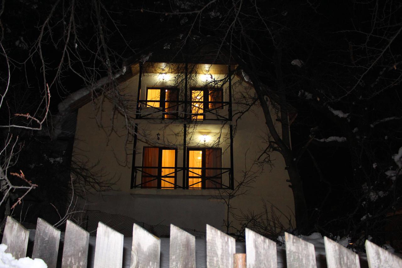 Guesthouse Gera Mestia Bagian luar foto