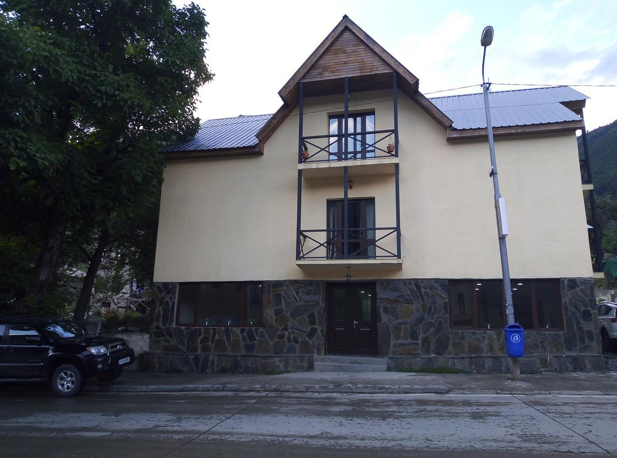 Guesthouse Gera Mestia Bagian luar foto
