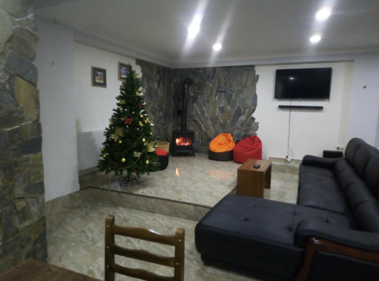 Guesthouse Gera Mestia Bagian luar foto