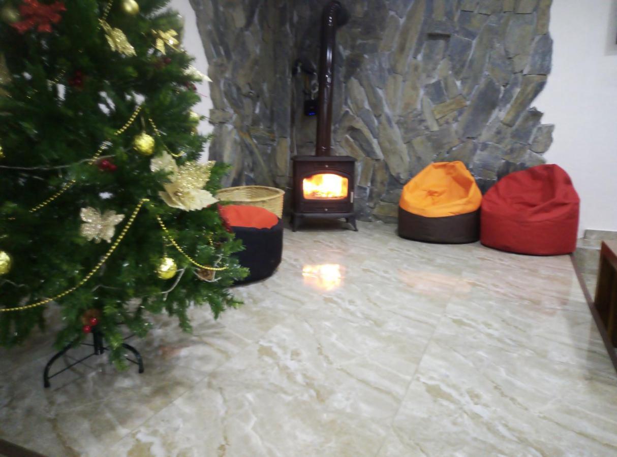 Guesthouse Gera Mestia Bagian luar foto
