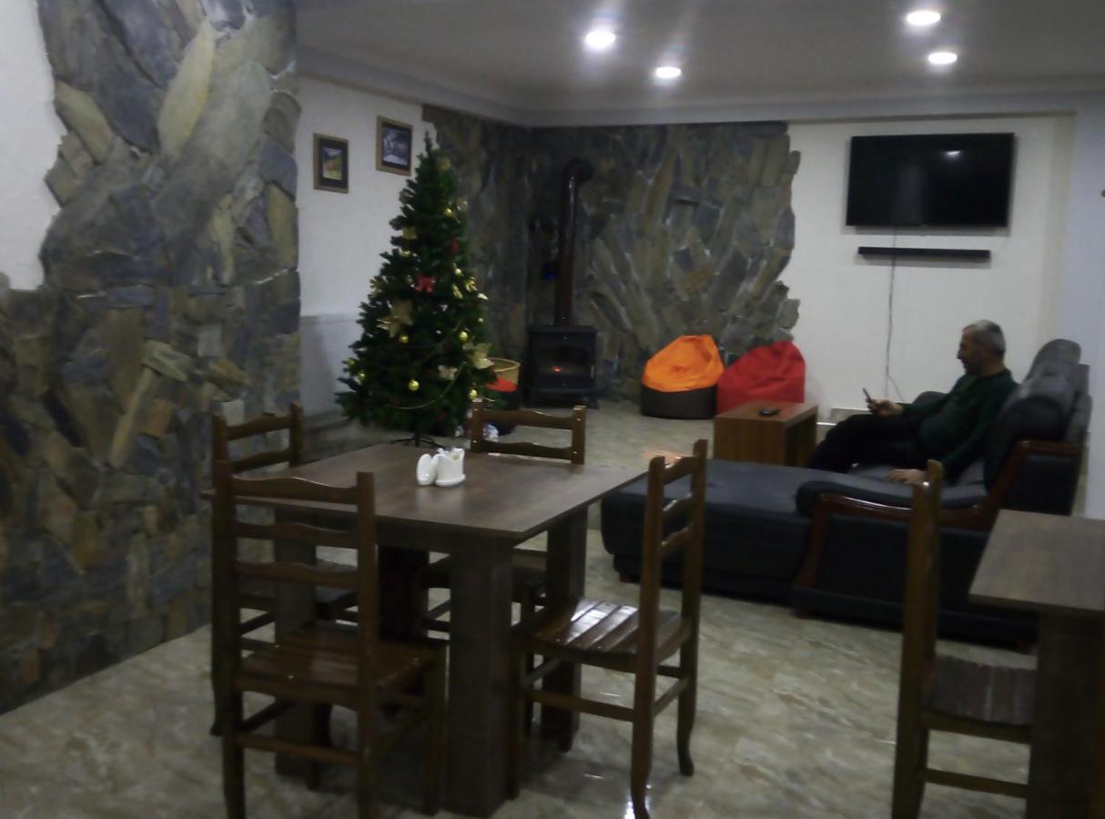 Guesthouse Gera Mestia Bagian luar foto